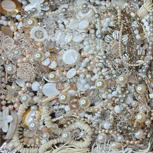 Estate Vintage to Modern Costume Jewelry 1 LB WEARABLE Grab Bag Resell Bulk Lot - Picture 7 of 16